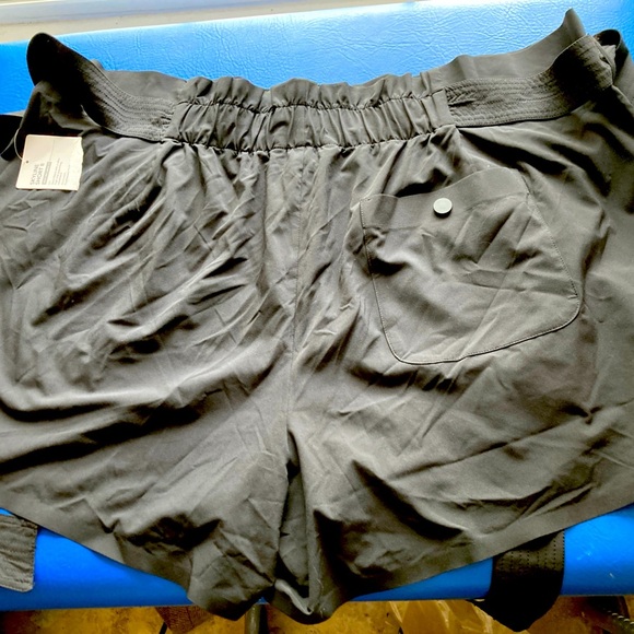 Athleta Pants - Athlete womens skyline shorts size 22 black polyester elastic back waist